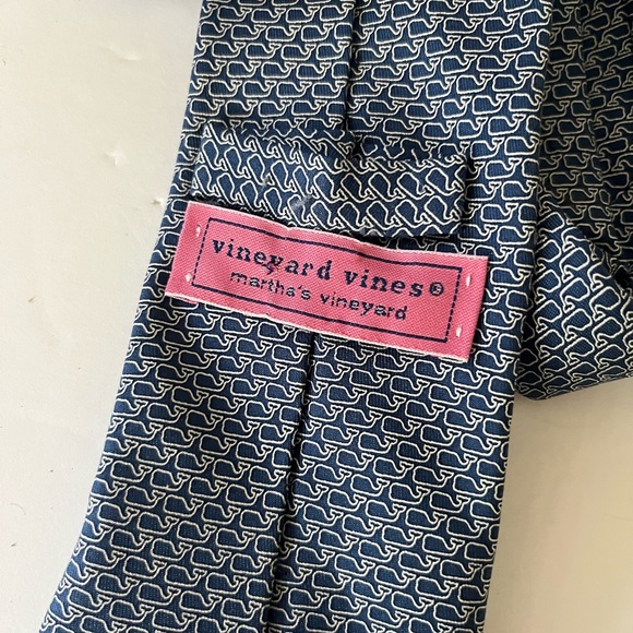Vineyard Vines “handpicked by Shep & Ian” Whale tie - Picture 3 of 4